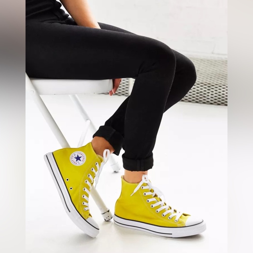 Classic Chuck Taylor high-top size 6